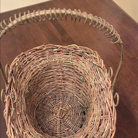 Rustic Woven Basket with metal Handle - Picture 6 of 7